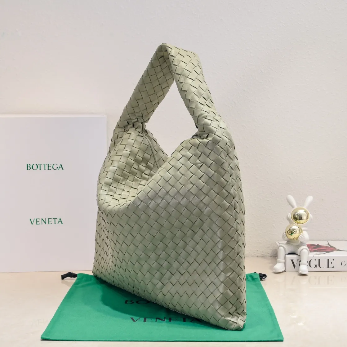 Batch 2160 #Bv New large HOP bag, the bag body and handles are made of a whole piece of woven leather. The bag body is soft and lazy. Hop symbolizes the praise of innovation and eternal craftsmanship [love]. The pyramid silhouette combines practicality and fashion. Modern and casual, the bag mouth is double-sided closed design, more convenient and safe! The cowhide texture also makes the bag more wear-resistant and durable. A must-have for fashionable ladies who like minimalism yet comfortable and casual! Size: 54x24x13, Model: 3970#